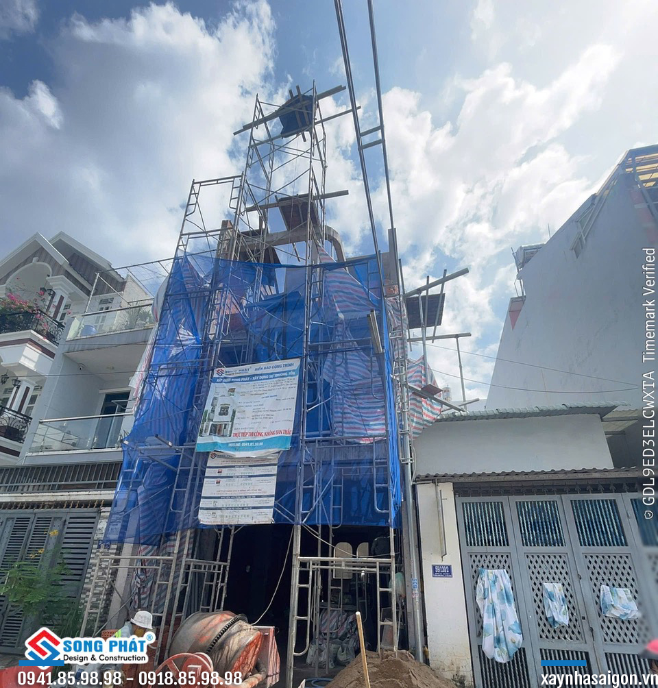 Mặt tiền công trình đang thi công ngày 06/06.