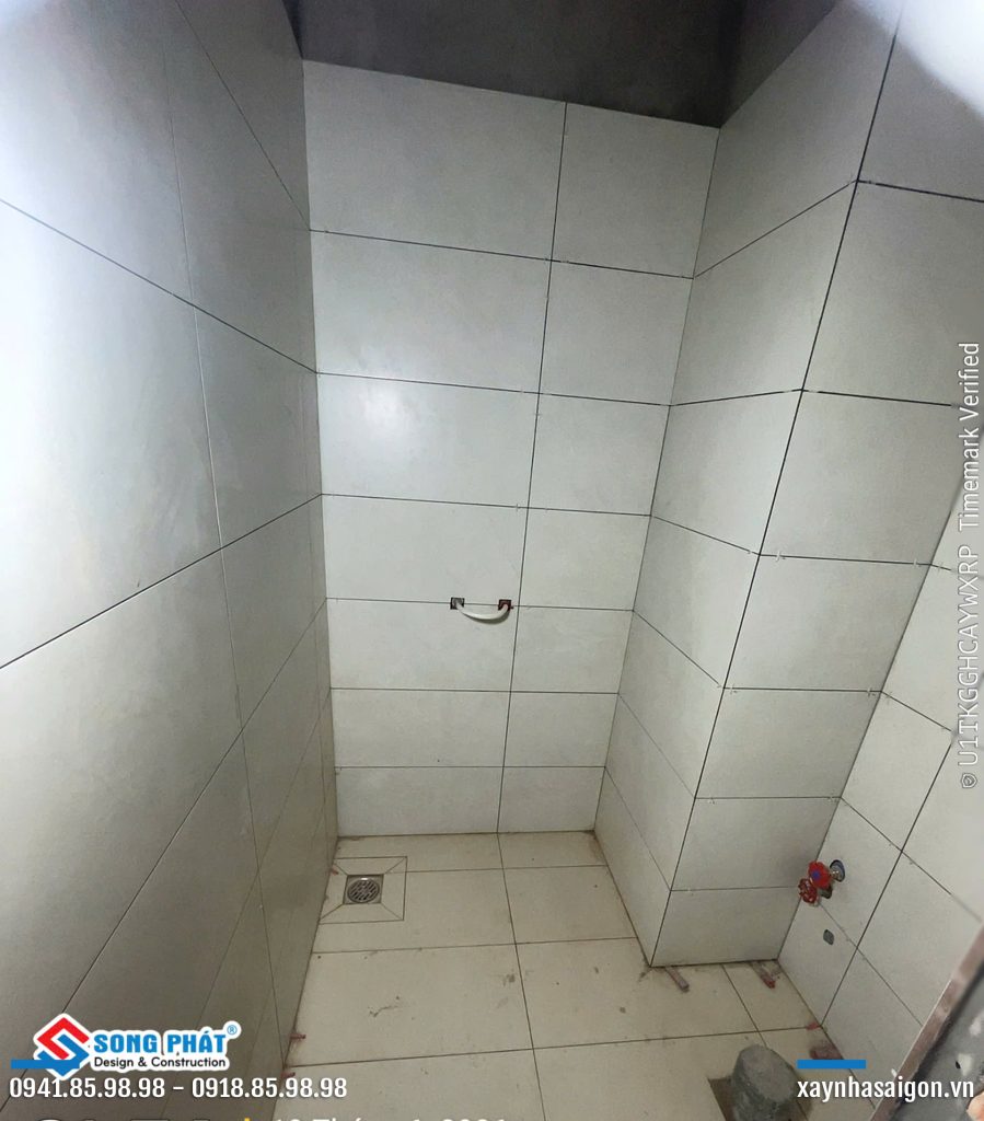 08/06 Ốp lát WC lầu 1.