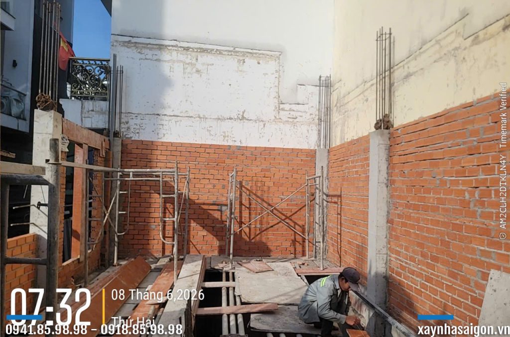 08/06 gia công lắp dựng cốp pha lầu 1.