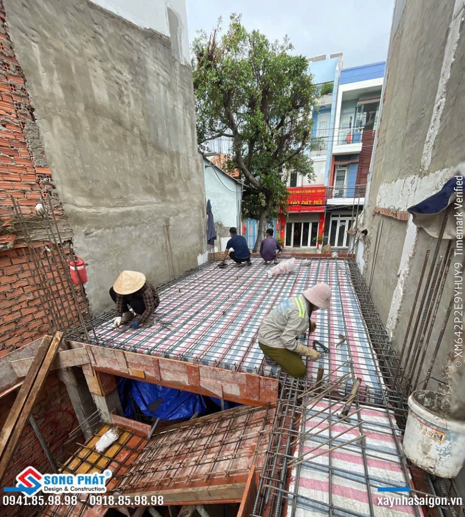 08/06 gia công lắp dựng cốp pha, thép dầm sàn lửng.