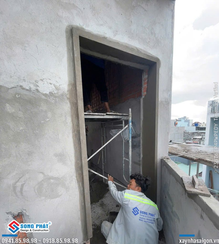 08/06 tô, đắp chỉ sân thượng, vách sau sân thượng.