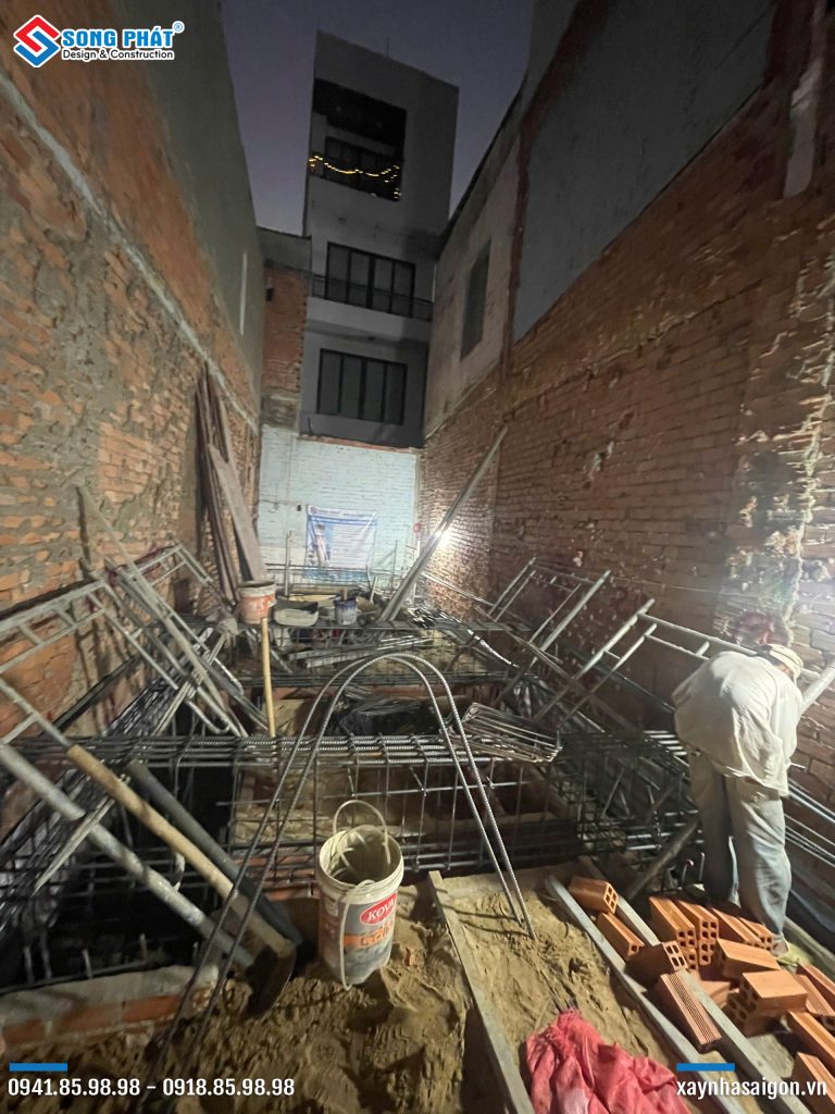 20/03 Tiến hành đi thép giằng móng