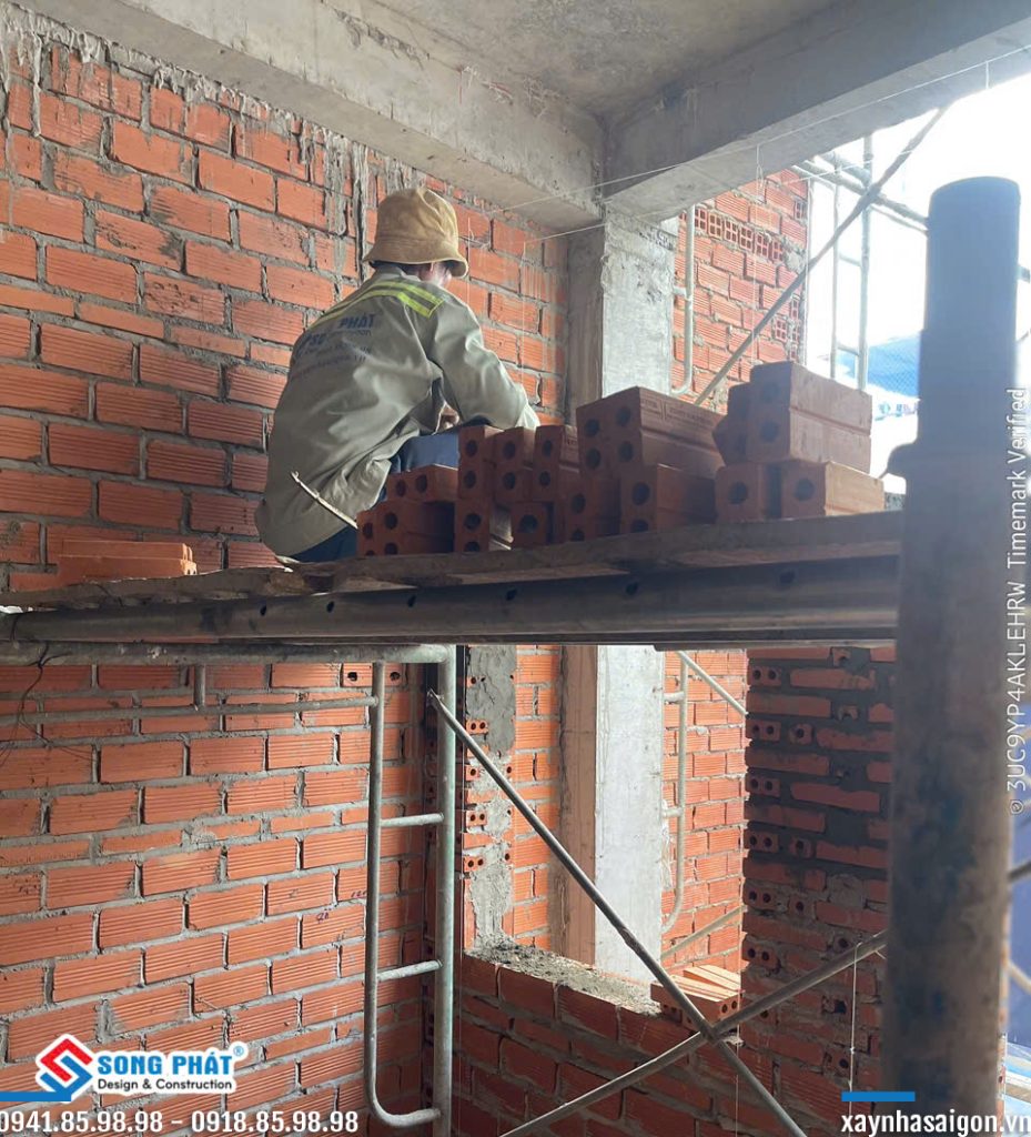 09/06 xây tường ngăn lầu 1.