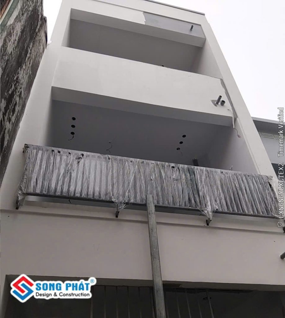 09/06 Thi công lắp đặt lan can sắt.