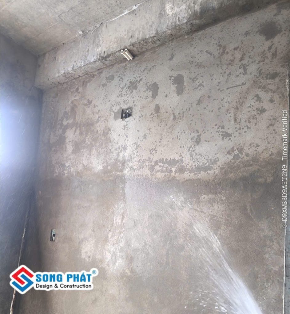 Thực hiện công tác tưới nước cho tường.