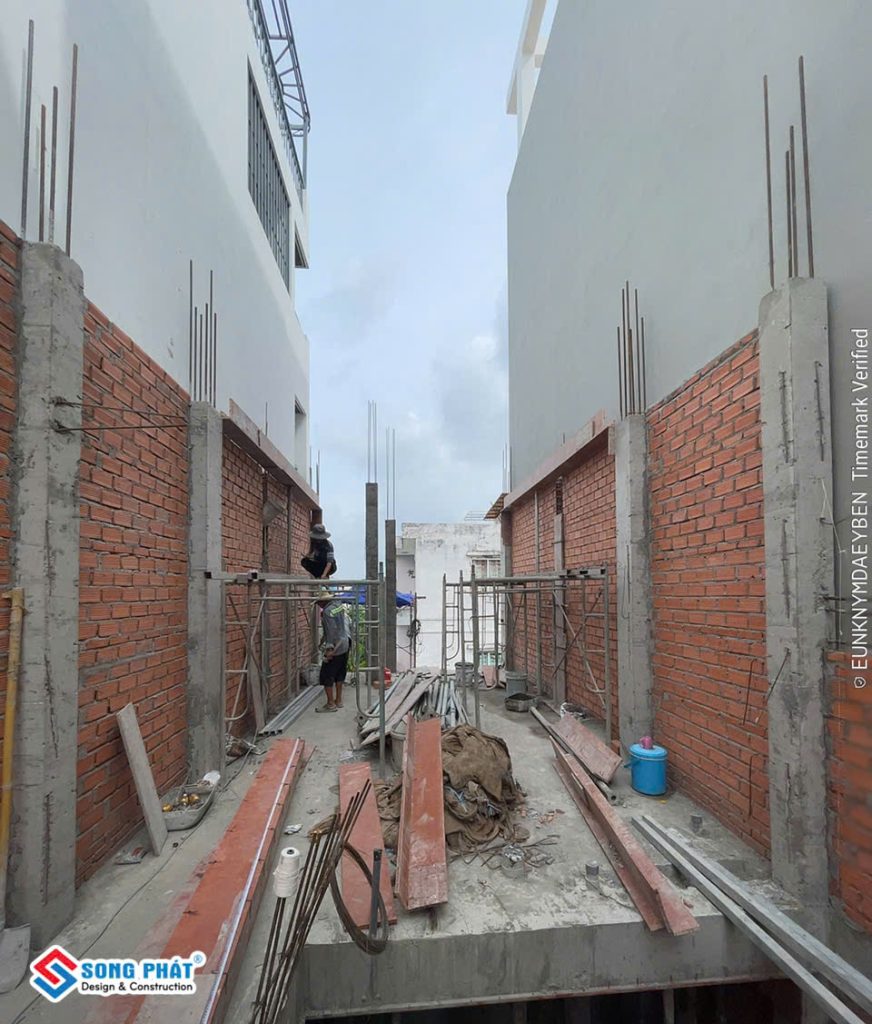 10/06 gia công cốp pha dầm sàn sân thượng.