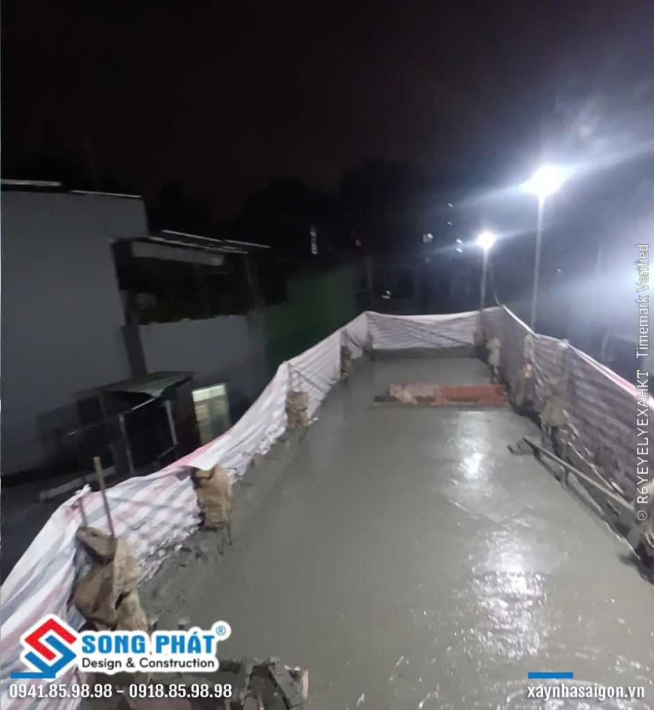 10/06 đổ bê tông dầm sàn sân thượng.