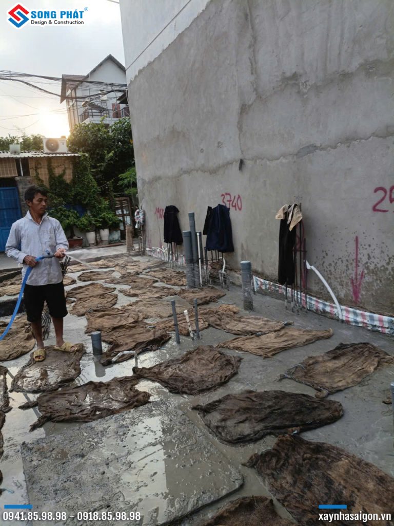 Bao che, tưới ẩm bảo dưỡng bê tông sàn 