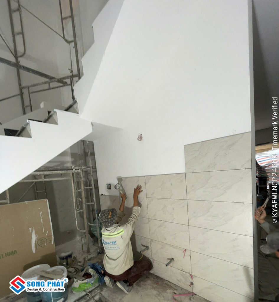 11/06 Ốp tường khu thang máy.