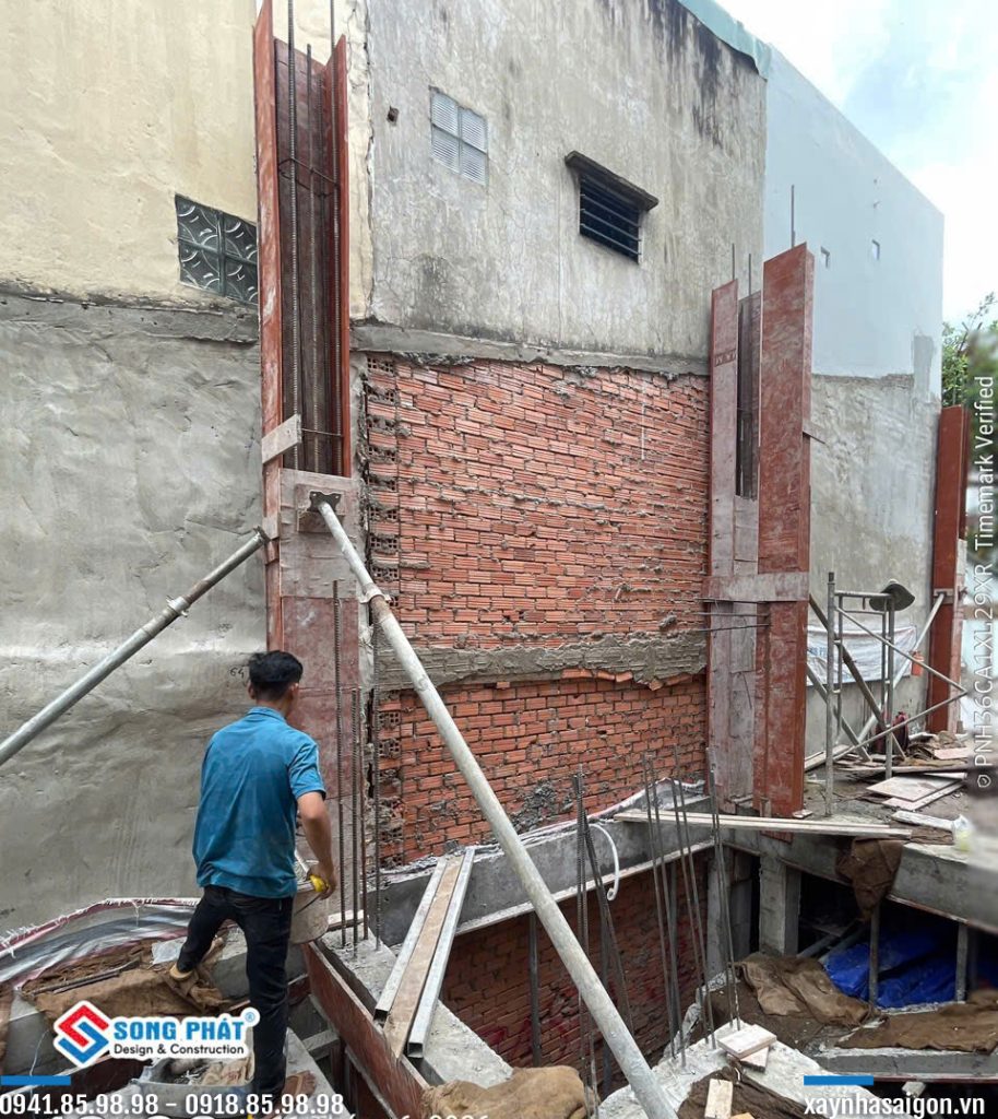 11/06 đổ bê tông cột tầng lửng.