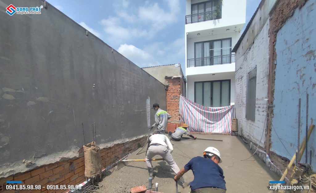 Tiến hành đổ bê tông sàn lầu 1