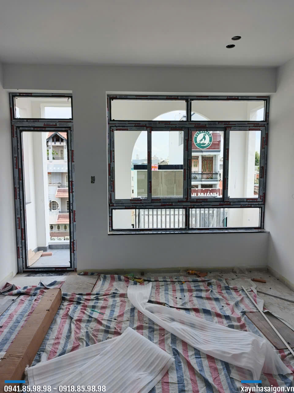 11/06 Lắp đặt cửa nhôm kính.