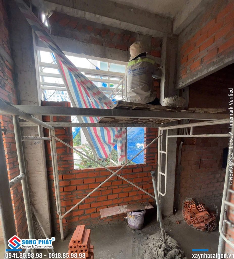 12/06 xây tường bao cửa sổ lầu 1.