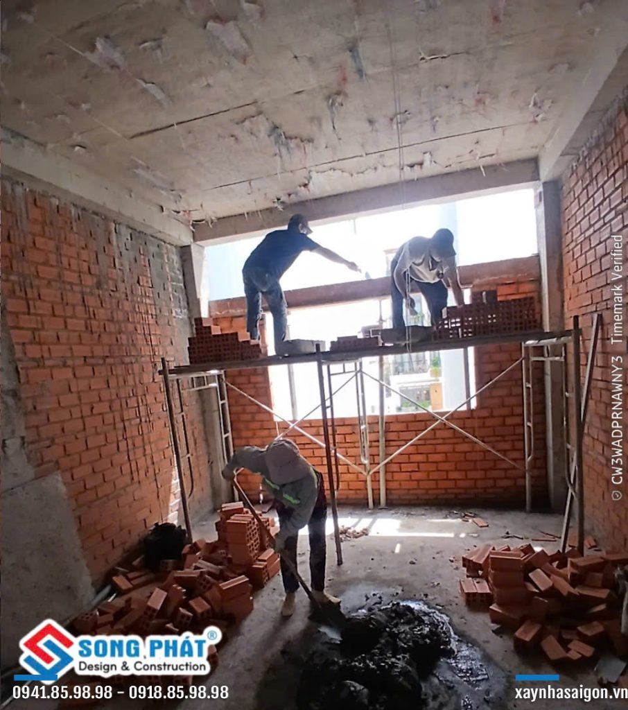 12/06 xây tường sau lầu 1.