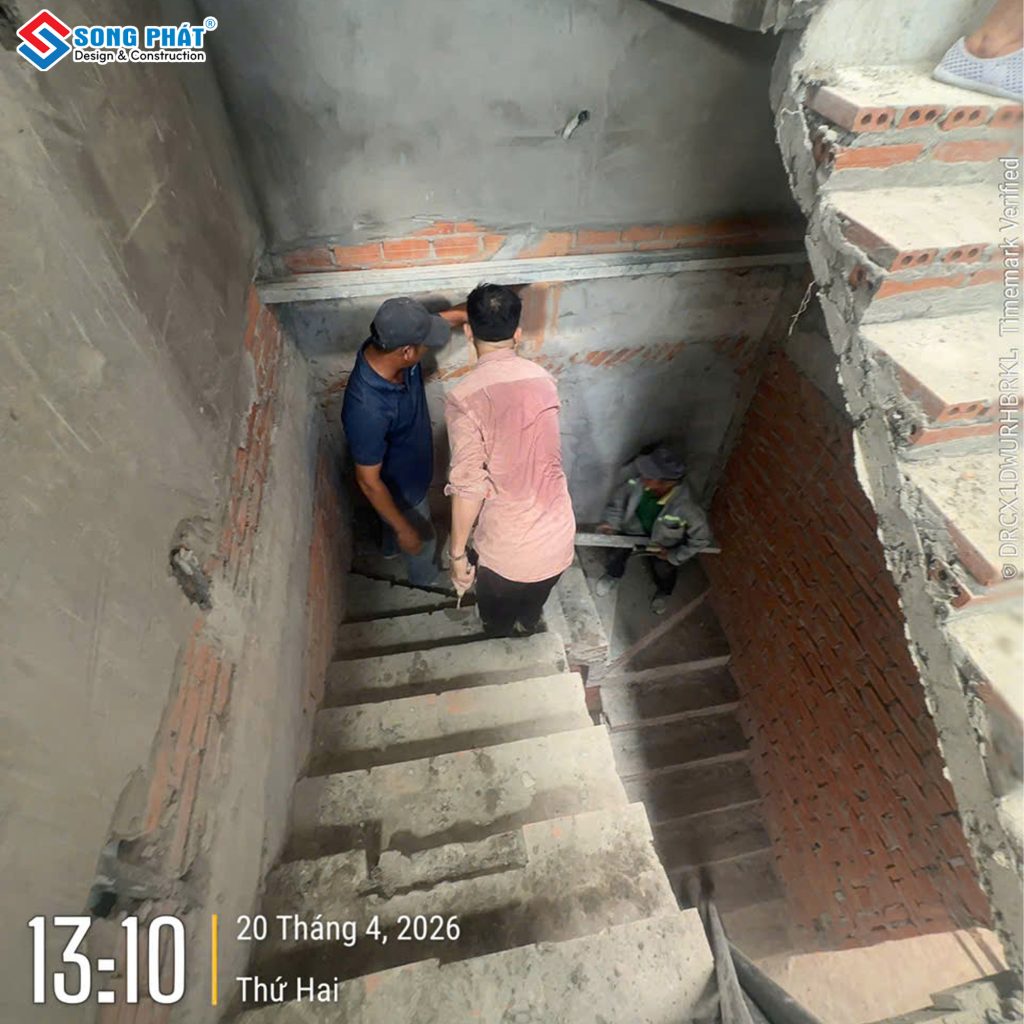 20/05 Tô tường ô cầu thang