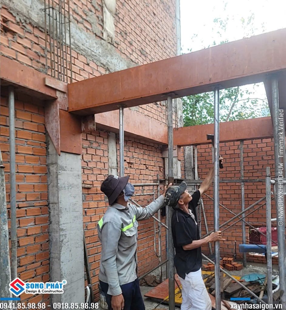 12/06 gia công lắp dựng cốp pha dầm tầng lửng.