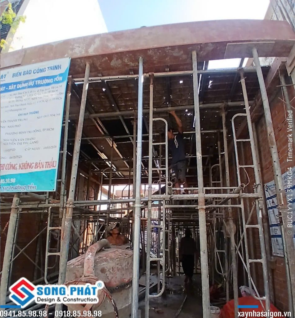 13/06 lợp sàn lầu 1.