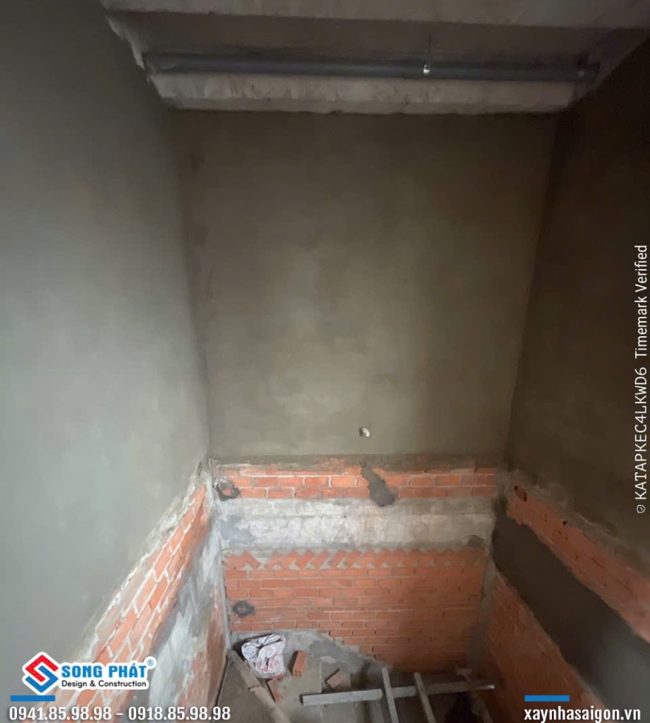 13/06 tô tường lầu 1, lầu 2 và ô cầu thang.