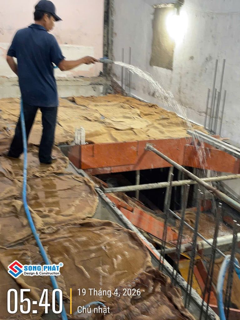 Bao che, tưới ẩm bảo dưỡng bê tông sàn 