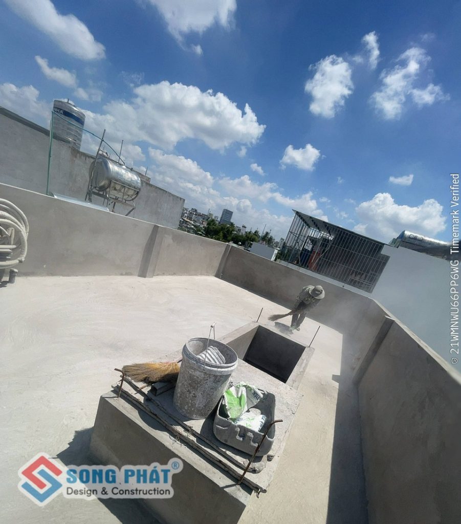 14/06 vệ sinh trước chống thấm mái.