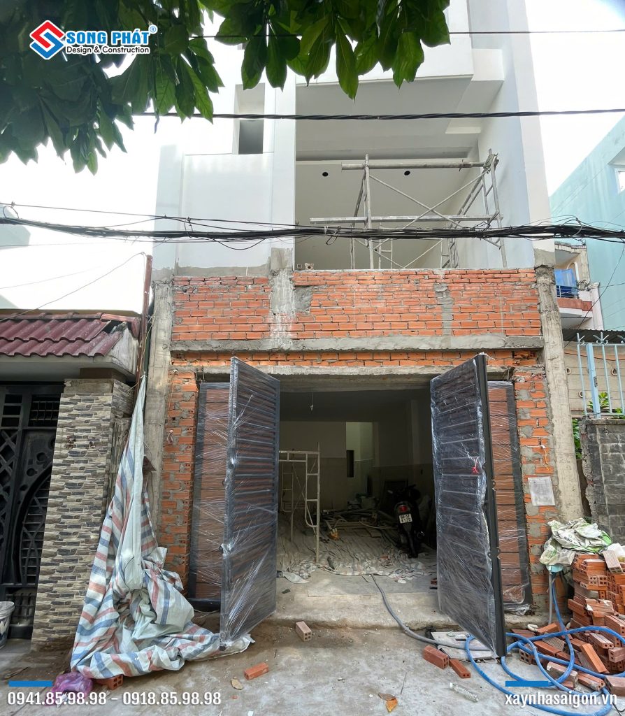 14/06 Gắn cửa công sắt.