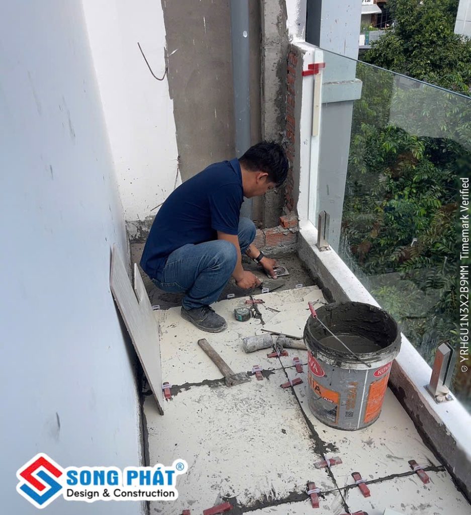 14/06 lát gạch ban công.