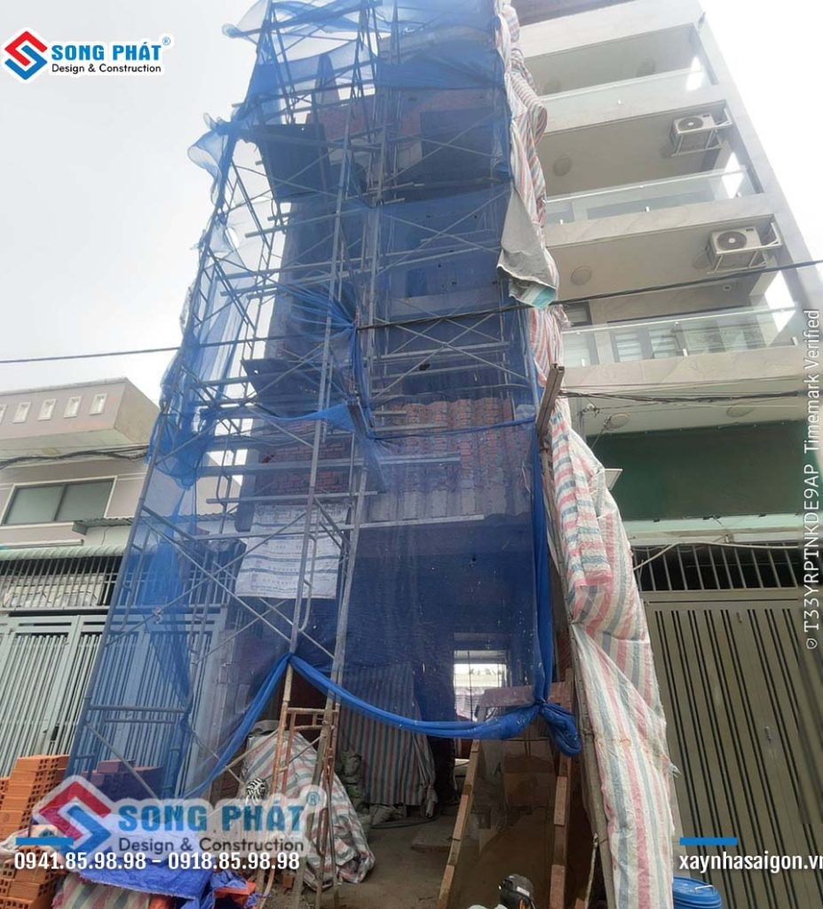 Tháng 07 mặt tiền công trình anh Tú đang thi công.