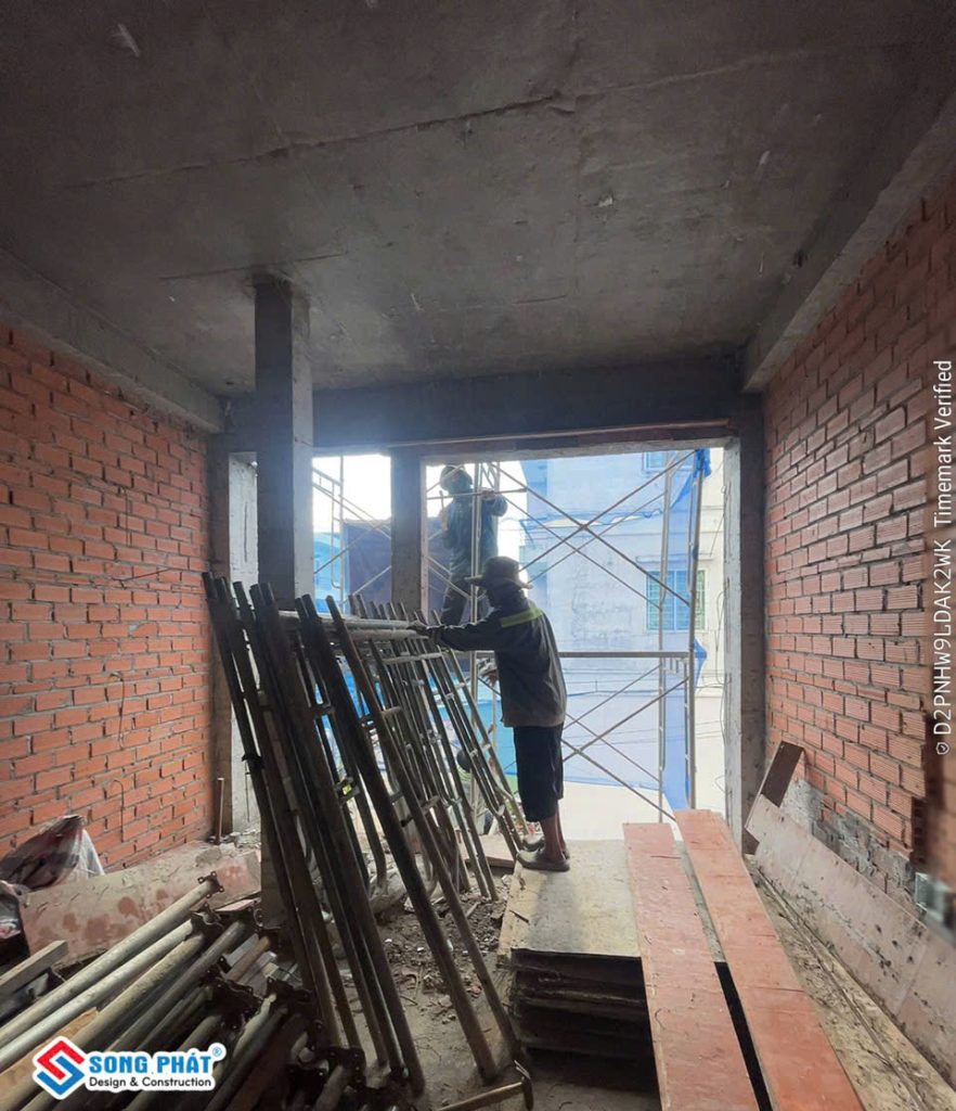 15/06 tháo cốp pha sàn lầu 1.