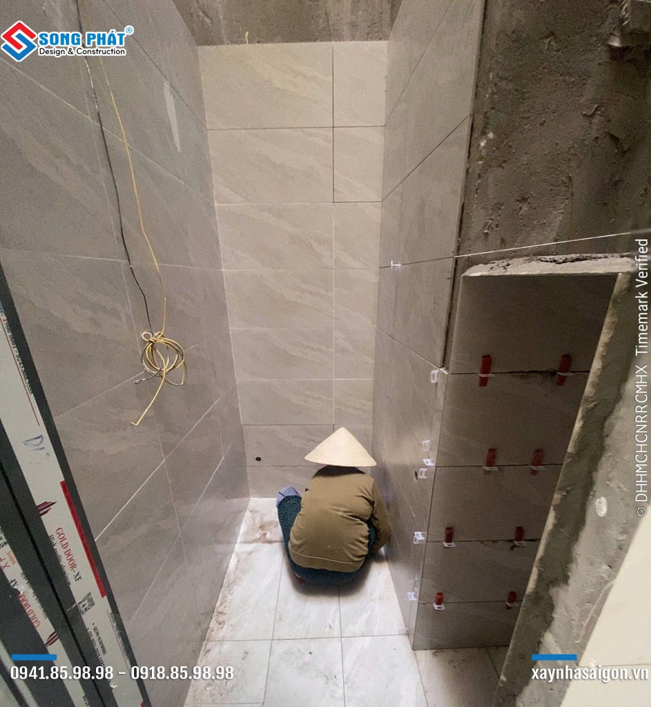15/06 ốp gạch sân sau.