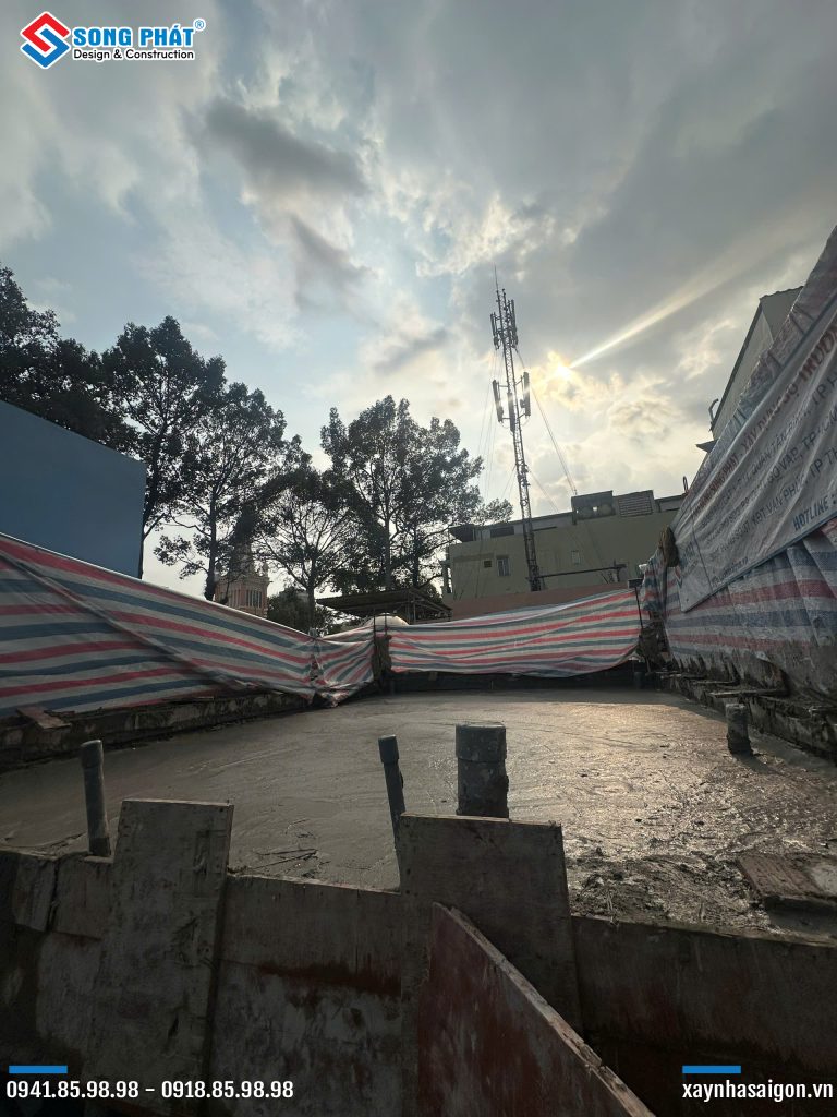 12/03 Đổ bê tông sàn sân thượng