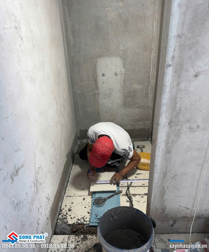 15/06 ốp lát WC lầu 2.