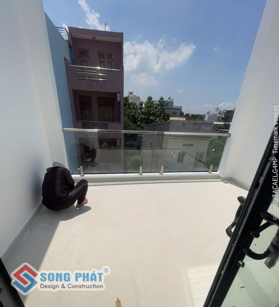 16/06 dặm ron gạch sân thượng và ban công.