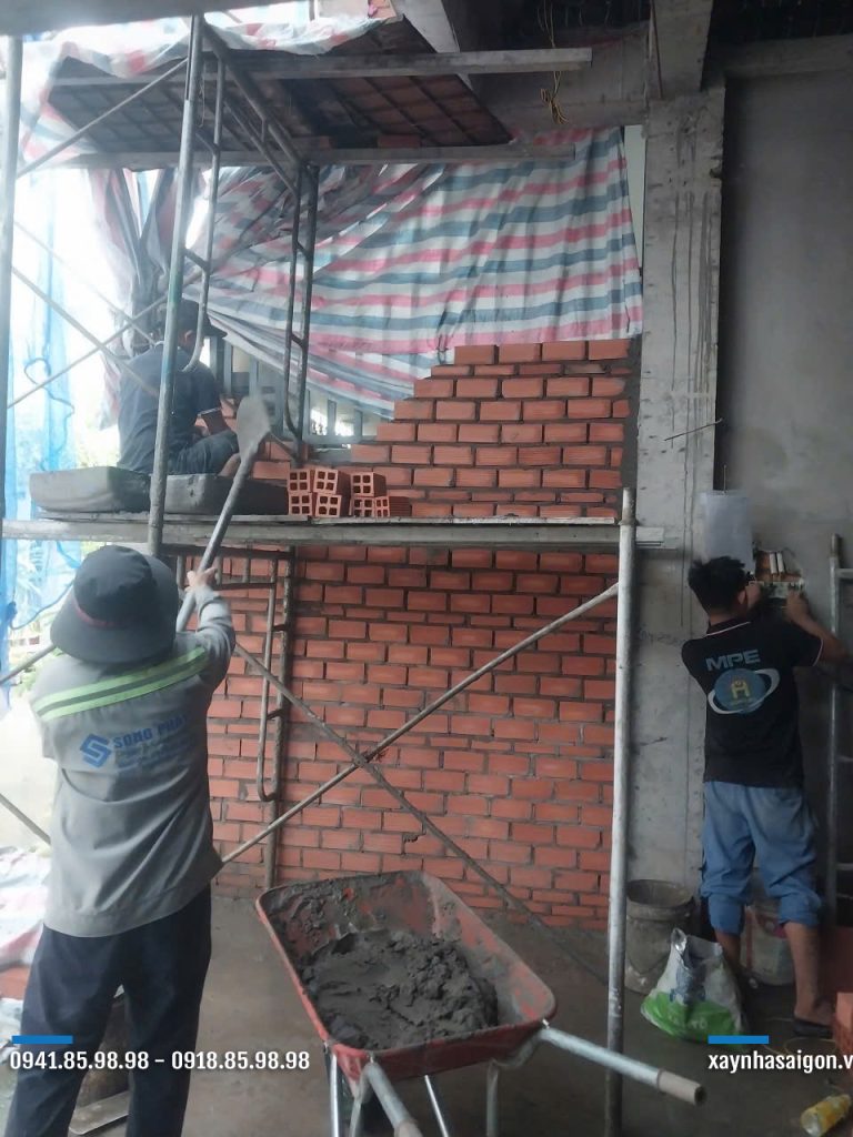 16/06 Xây tường sân trước.
