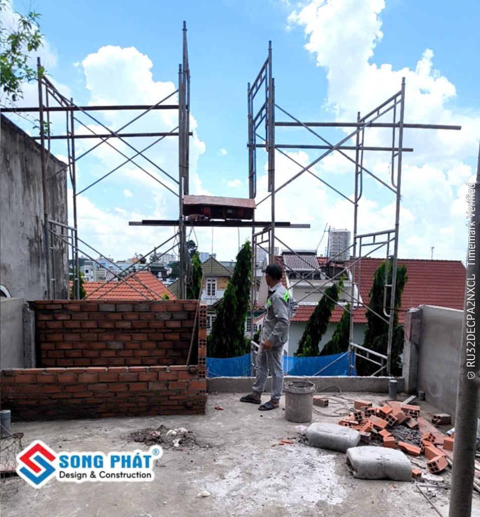 16/06 xây bồn hoa trên sân thượng.