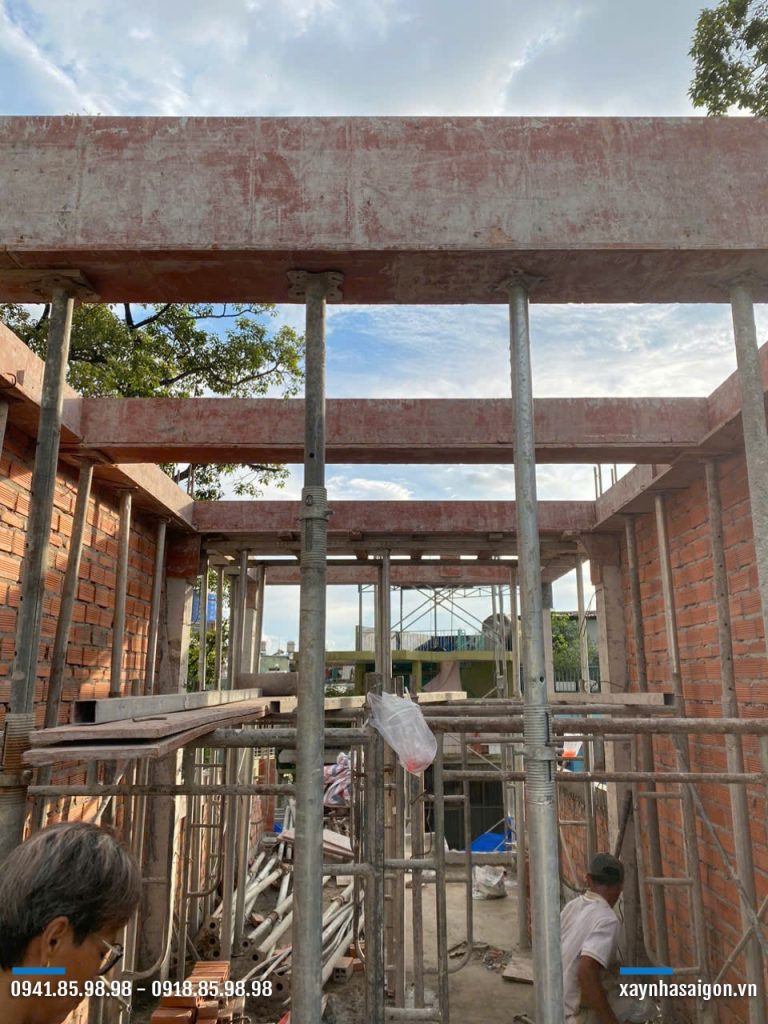 17/06 gia công lắp dựng cốp pha dầm mái.