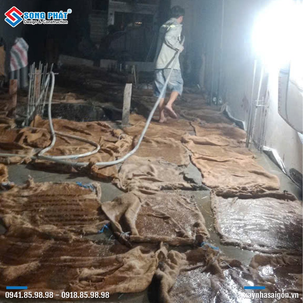 Bao che, tưới ẩm, bảo dưỡng bê tông sàn 