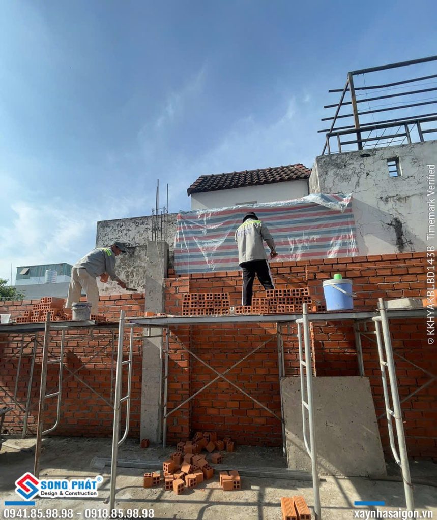 18/06 bảo dưỡng bê tông cột, tường bao lầu 2.