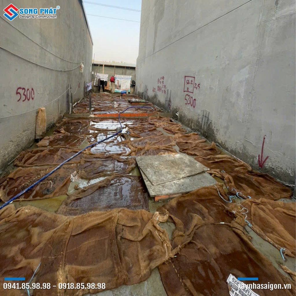 Bao che, tưới ẩm bảo dưỡng bê tông sàn 