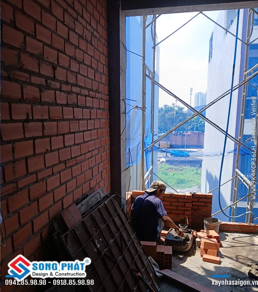 18/06 xây tường mặt trước phòng ngủ ông bà.