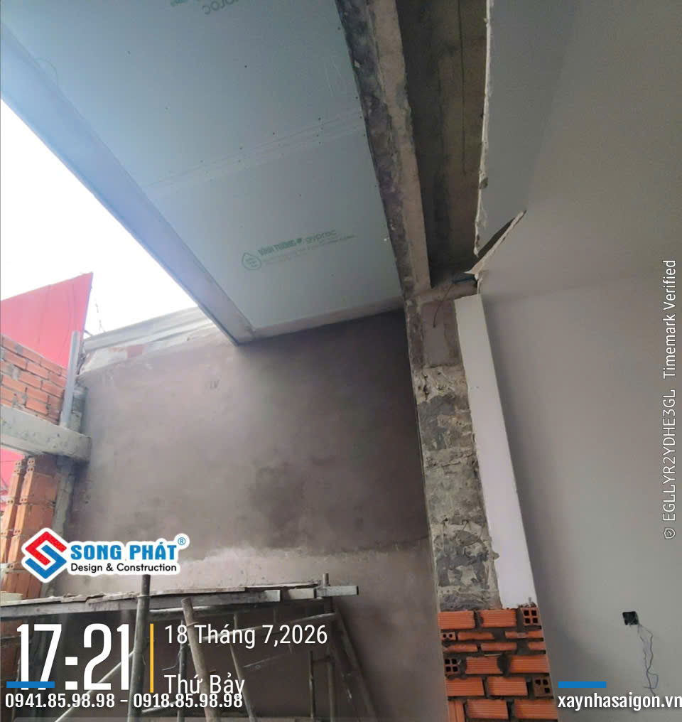 18/07 xây tường sân trước.