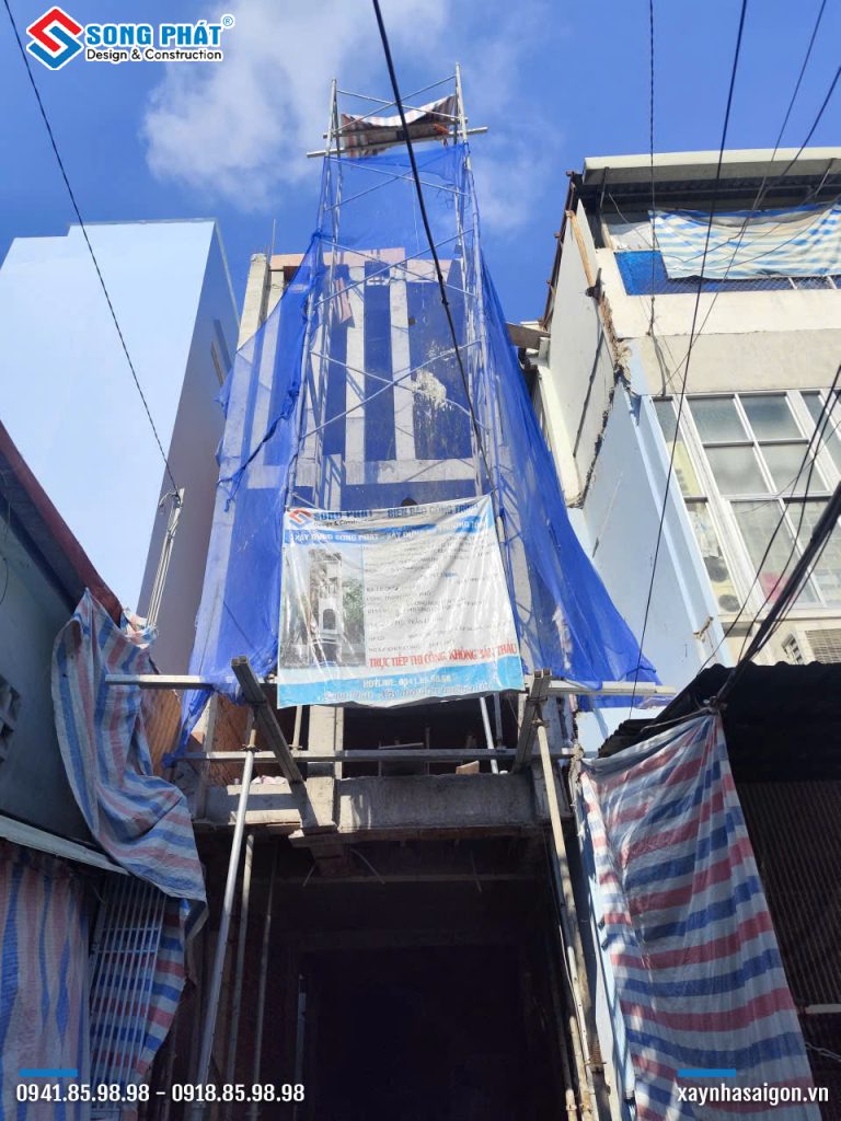 Mặt tiền nhà đang thi công 