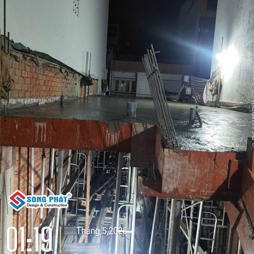 24/05 Đổ bê tông sàn lầu 1