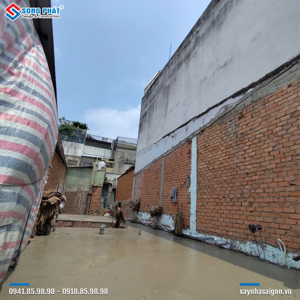 Hoàn thiện đổ bê tông sàn lầu 1