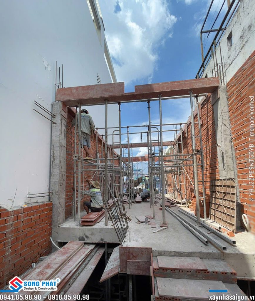20/06 gia công lắp dựng cốp pha dầm sân thượng.