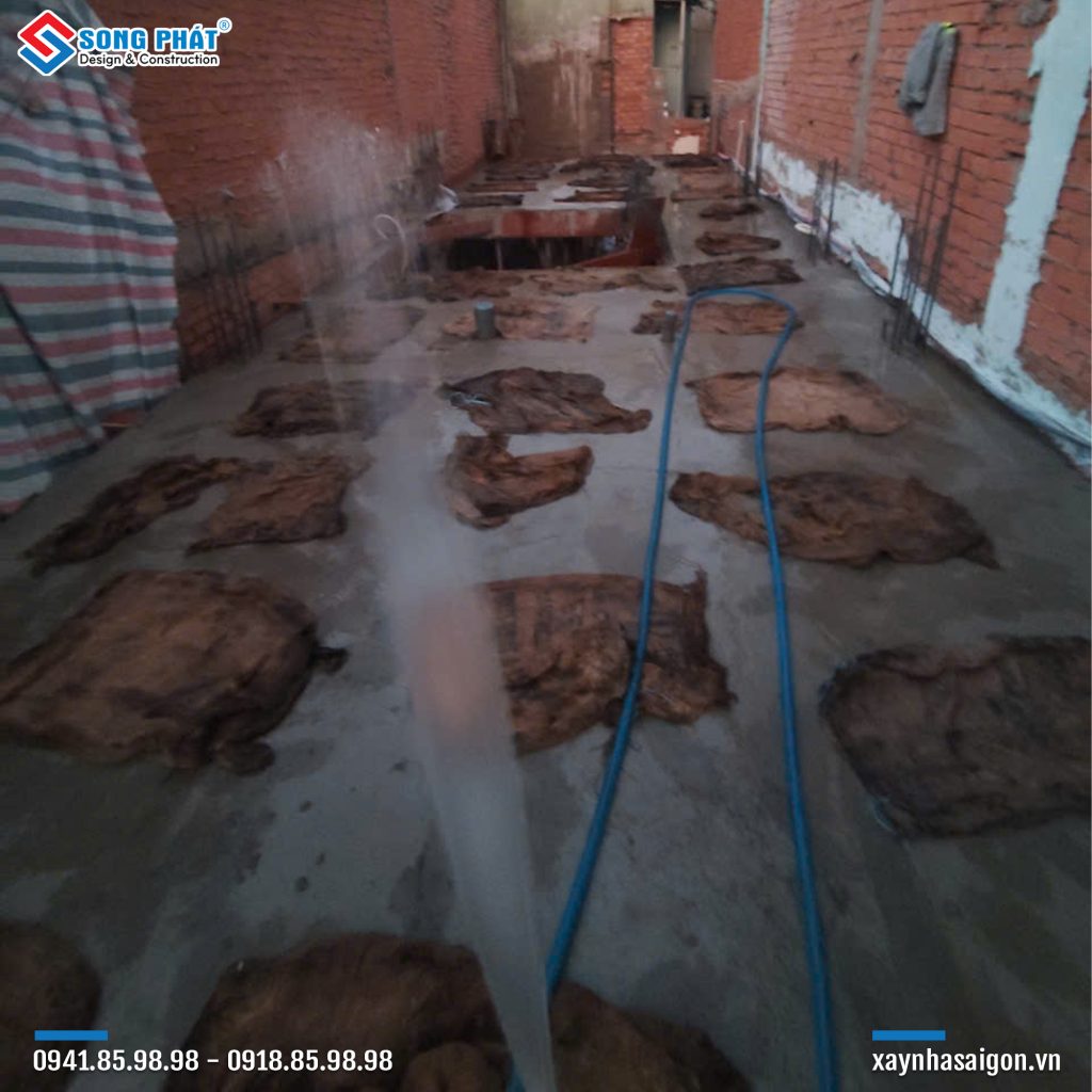 Bao che, tưới ẩm bảo dưỡng bê tông sàn 