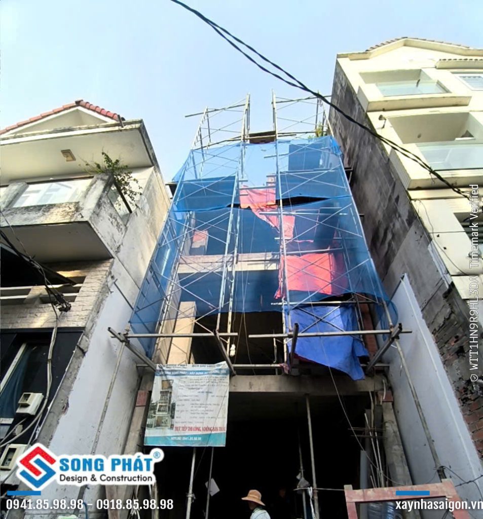 Mặt tiền công trình anh Chương đang thi công.