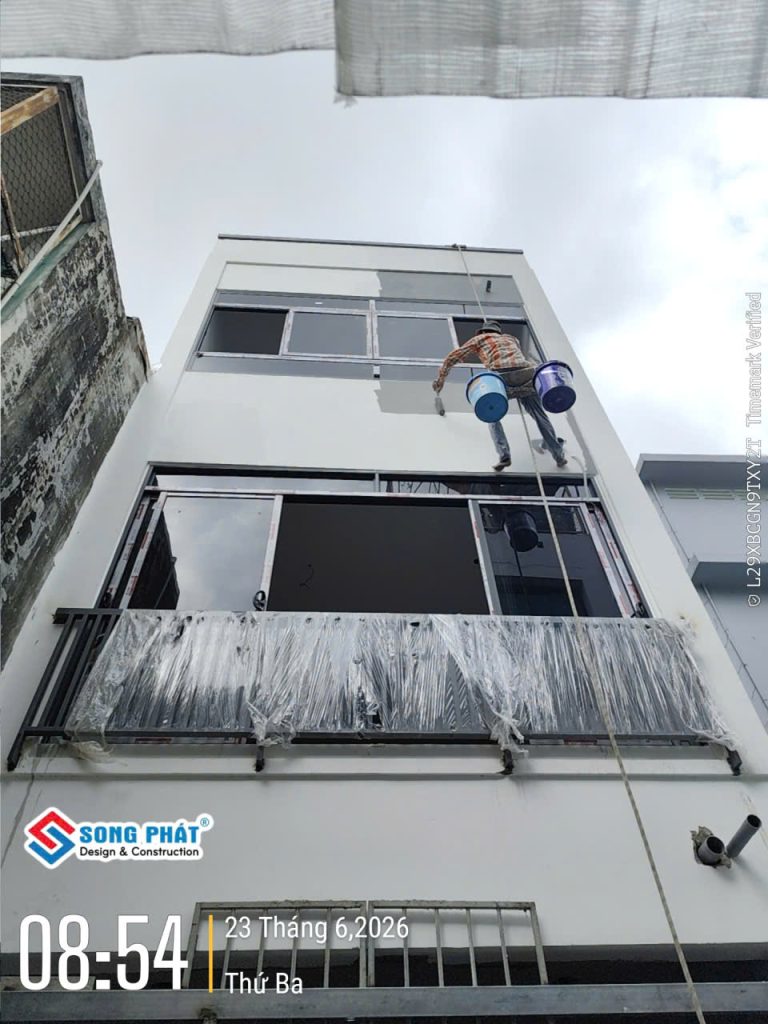 23/06 thi công sơn nước mặt tiền.