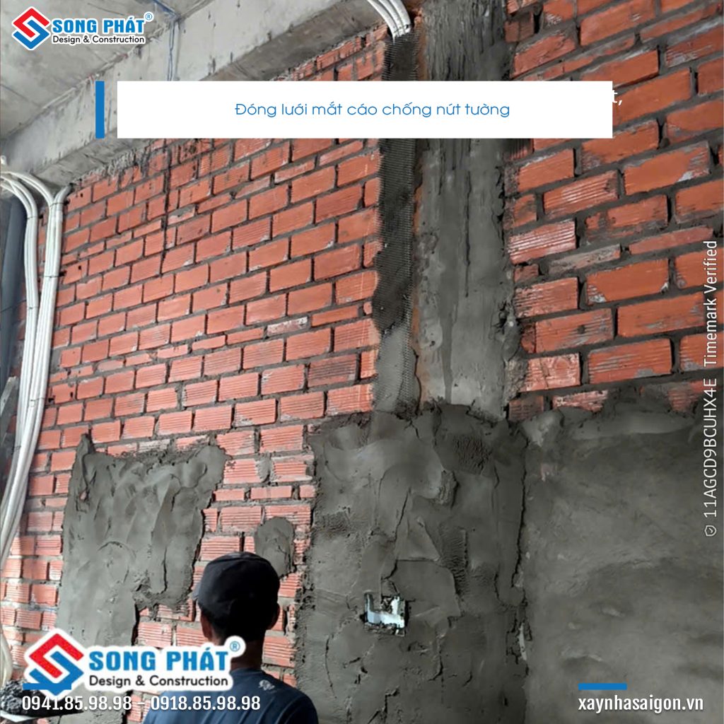 Công tác đóng lưới móc cáo trước khi tô tường.