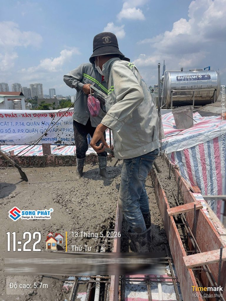 13/05 Tiến hành đổ bê tông sàn mái 