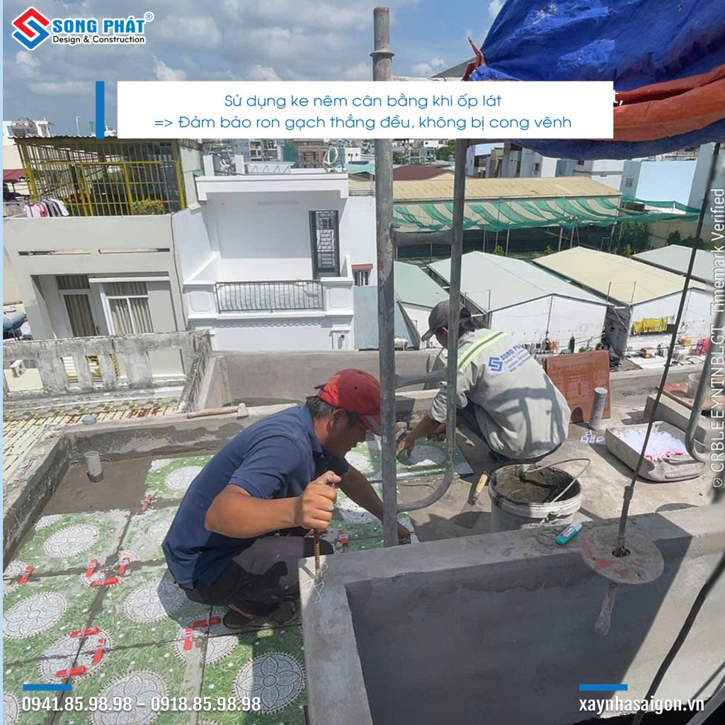 24/06 công tác ke nêm ốp lát gạch mái.